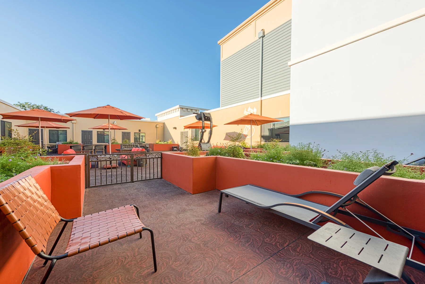 Premier King — Patio